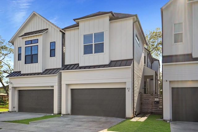 view of front facade with a garage