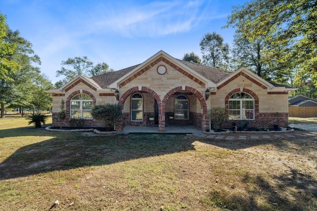 single story home featuring a front lawn