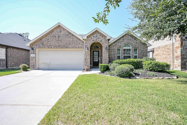 view of front of home featuring a front yard and a garage