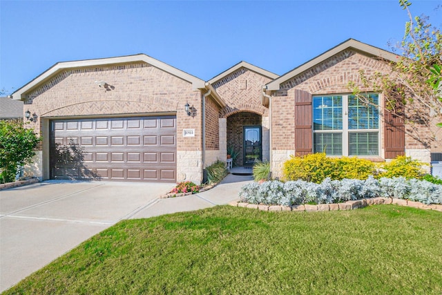 view of front of home featuring a front yard and a garage