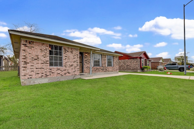 ranch-style house featuring a front lawn