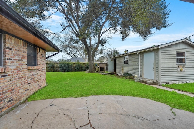 view of yard with an outdoor structure