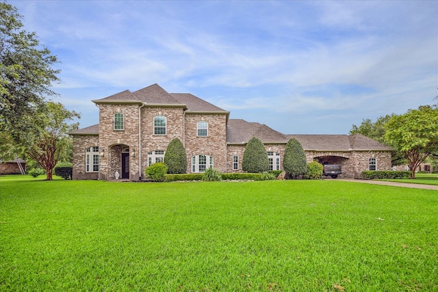 view of front of property featuring a front lawn