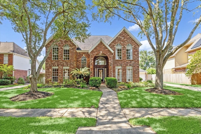 view of front of property featuring a front lawn