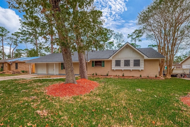 ranch-style home featuring a front lawn