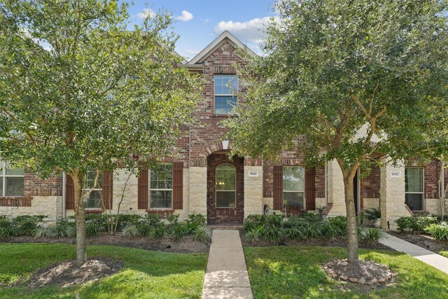 view of front of house with a front yard