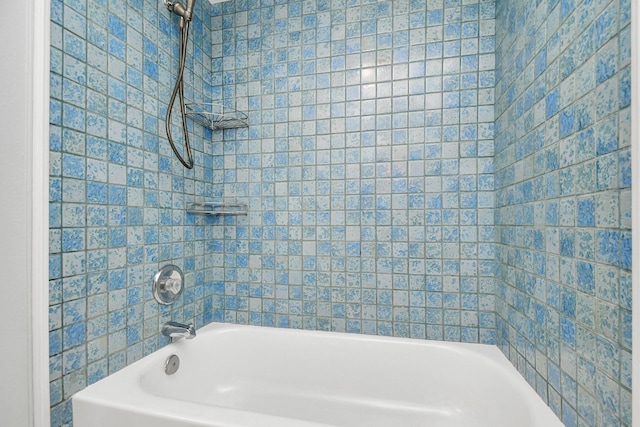 bathroom with tiled shower / bath combo