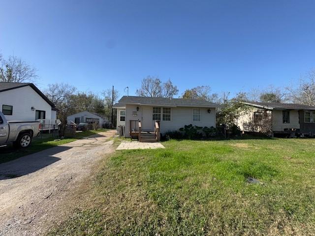 view of front of house with a front lawn