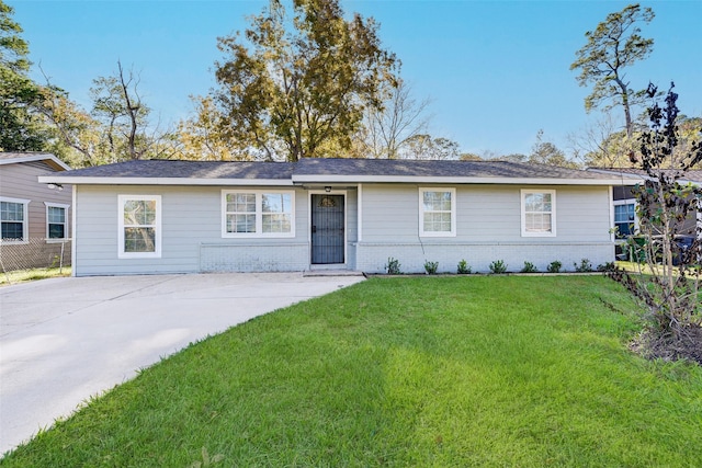 ranch-style house featuring a front yard