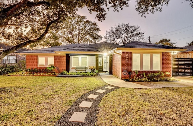 single story home with a front lawn