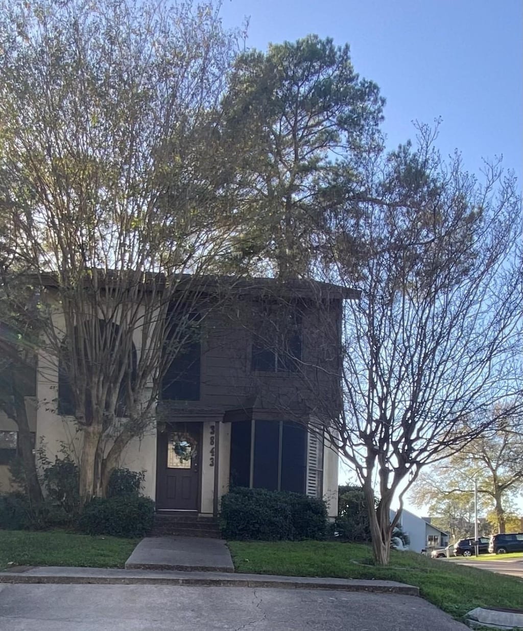 view of front of home with a front lawn