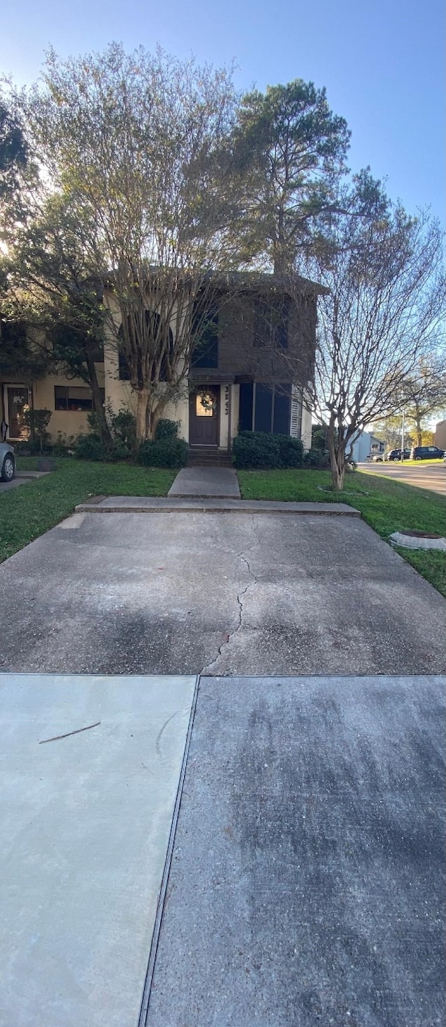 view of front facade with a front yard