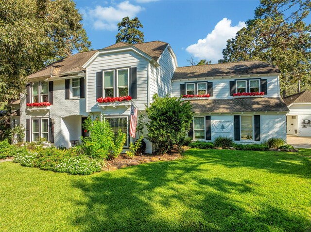 view of front of house featuring a front lawn