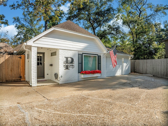 view of front facade featuring a garage