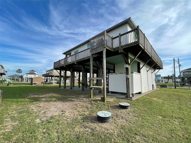 view of side of property featuring a lawn