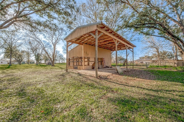 view of yard featuring an outbuilding