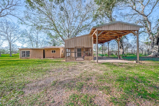 view of yard featuring an outbuilding