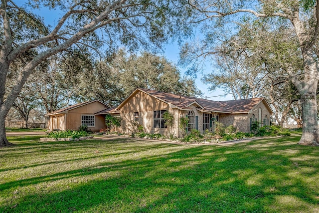 single story home with a front lawn