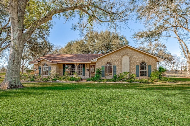 single story home featuring a front yard