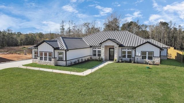 view of front of property with a front yard