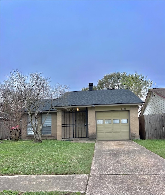 ranch-style house featuring a front lawn and a garage