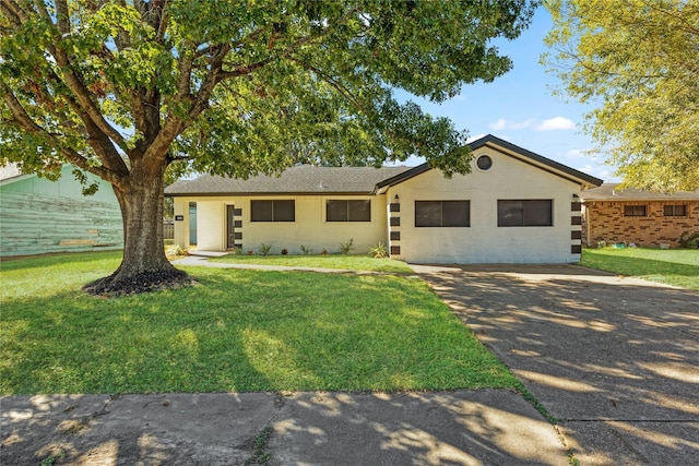 single story home with a front yard