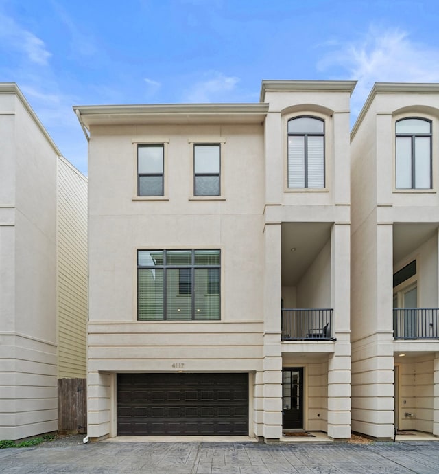 view of front facade featuring a garage