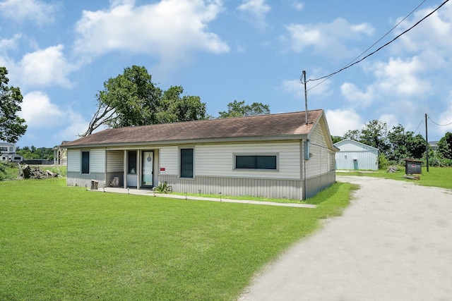 view of front of property featuring a front yard