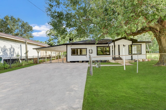 view of front of house featuring a front lawn and a carport