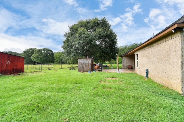 view of yard featuring an outbuilding