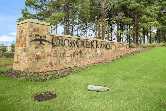 community / neighborhood sign featuring a lawn