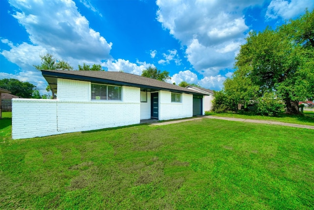 view of front of home with a front lawn