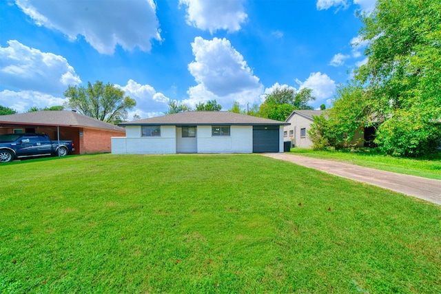 ranch-style home featuring a front lawn