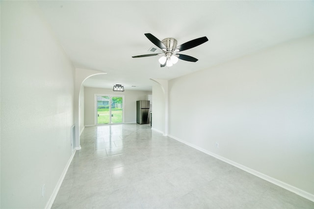 empty room featuring ceiling fan