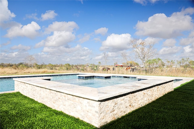 view of pool featuring a jacuzzi and a yard