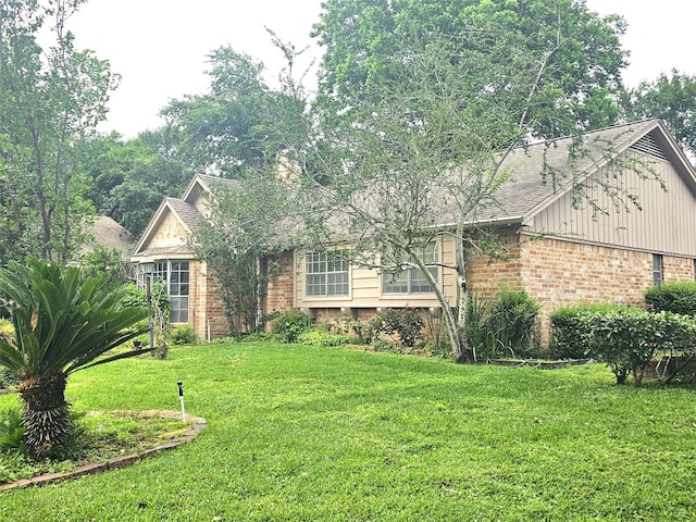 view of front of home featuring a front yard