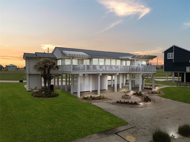 view of front of property featuring a yard and a carport