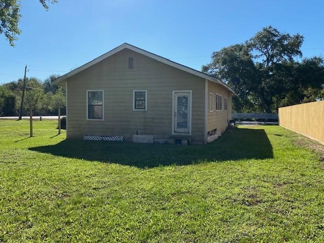 view of side of property featuring a lawn