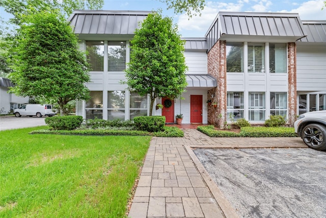 view of front of home with a front lawn