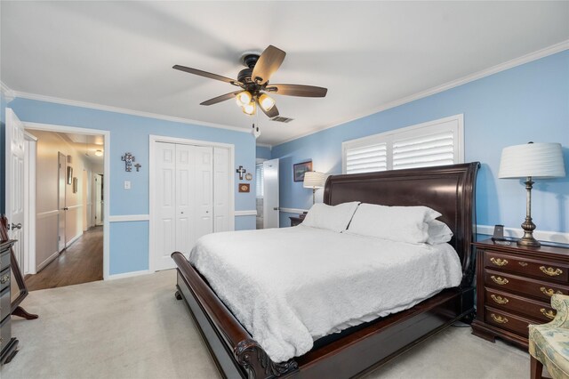 bedroom with a closet, ceiling fan, crown molding, and light carpet