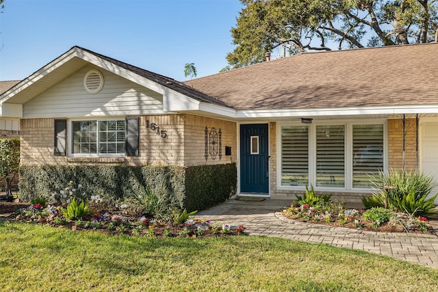 view of front of property featuring a front lawn