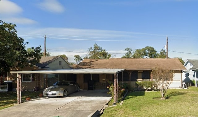 view of front of property featuring a carport and a front yard