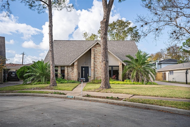 view of front facade with a front yard