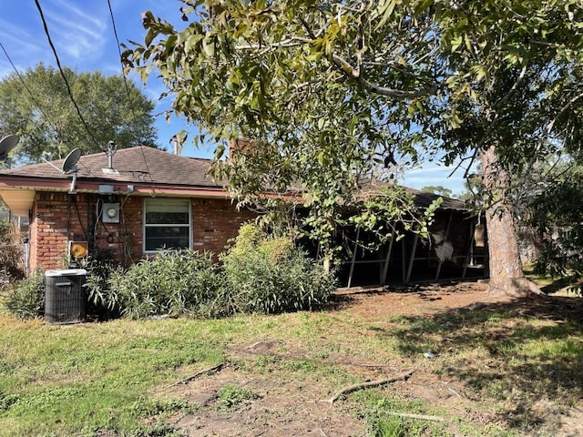 view of yard featuring central AC unit