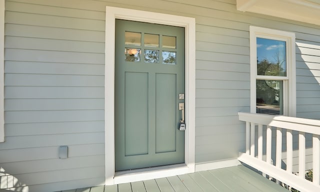 property entrance featuring a porch