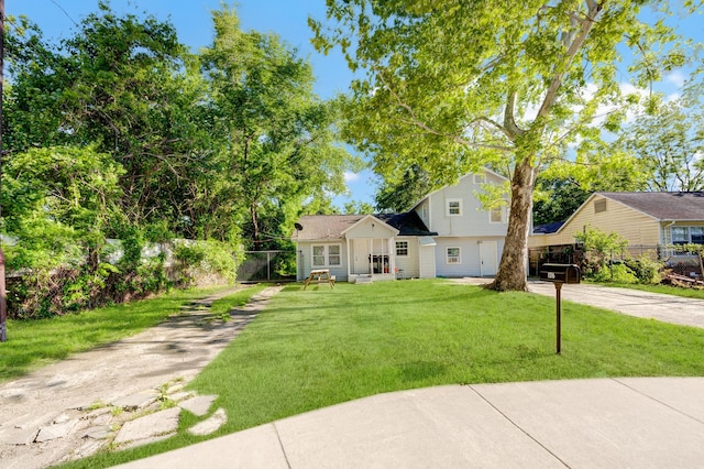 view of front of property featuring a front lawn