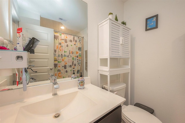 full bathroom with a shower with shower curtain, toilet, vanity, and visible vents