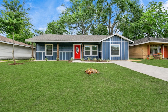 single story home with a front lawn