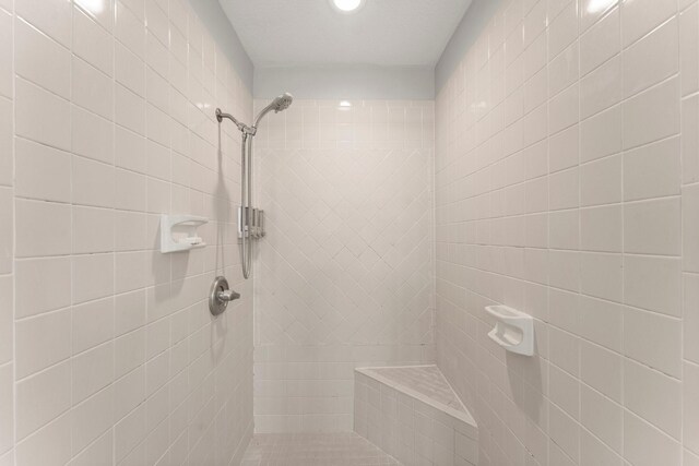 bathroom featuring a tile shower