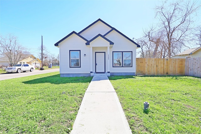 1101 Johnson St, Baytown, TX 77520 - view of front facade featuring fence and a front yard